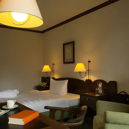 ホテル Huus Gstaad 4*