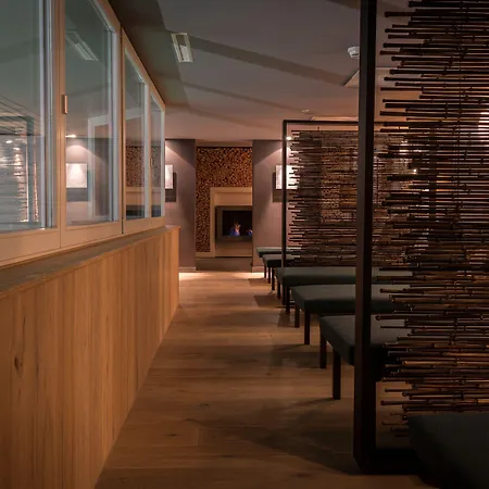 Hotel Huus Gstaad 4*