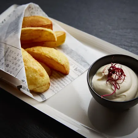 Huus Gstaad מלון 4*