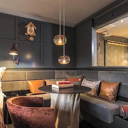 Huus Gstaad Hotell 4*