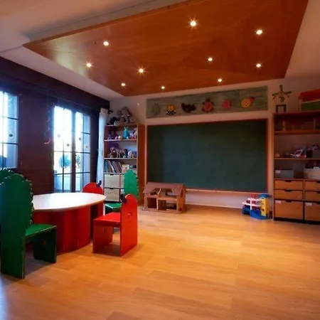 ホテル Huus Gstaad 4*
