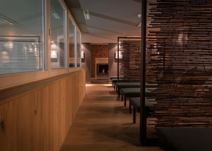 Hotel Huus Gstaad 4*