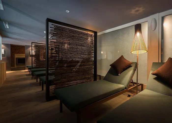 Hotel Huus Gstaad 4*