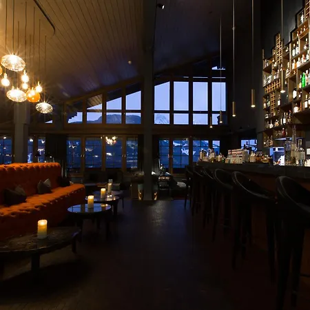 Huus Gstaad Hotell 4*