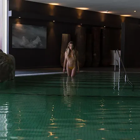 Huus Gstaad Hotell 4*