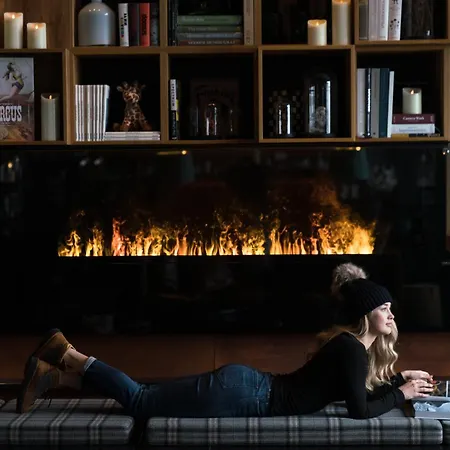 Huus Gstaad Hotell 4*