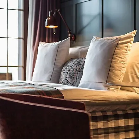 Huus Gstaad Hotell 4*